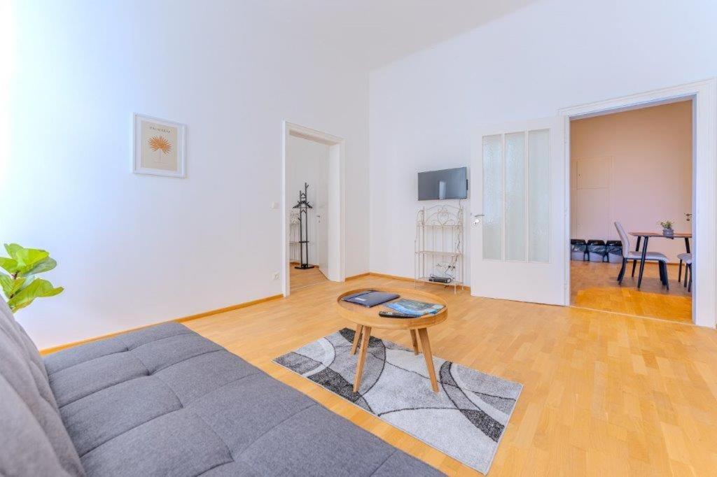 Deluxe Apartments Near The Center 多瑙河畔克雷姆斯 外观 照片